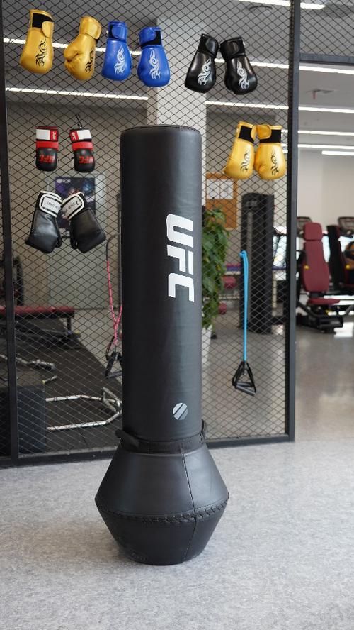 「开云体育审看UFC干货教学：沙包高强度反复击打与移动步法训练提升竞赛适应度」